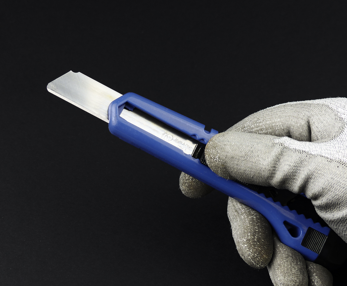 Cutter sécurisé autobloquant SALIGNAC – chargeur 6 lames 18 mm – Mure & Peyrot - 2